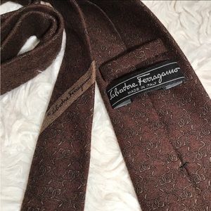 Ferragamo soft brown wool tie, woven small pattern, black silk lined Li…